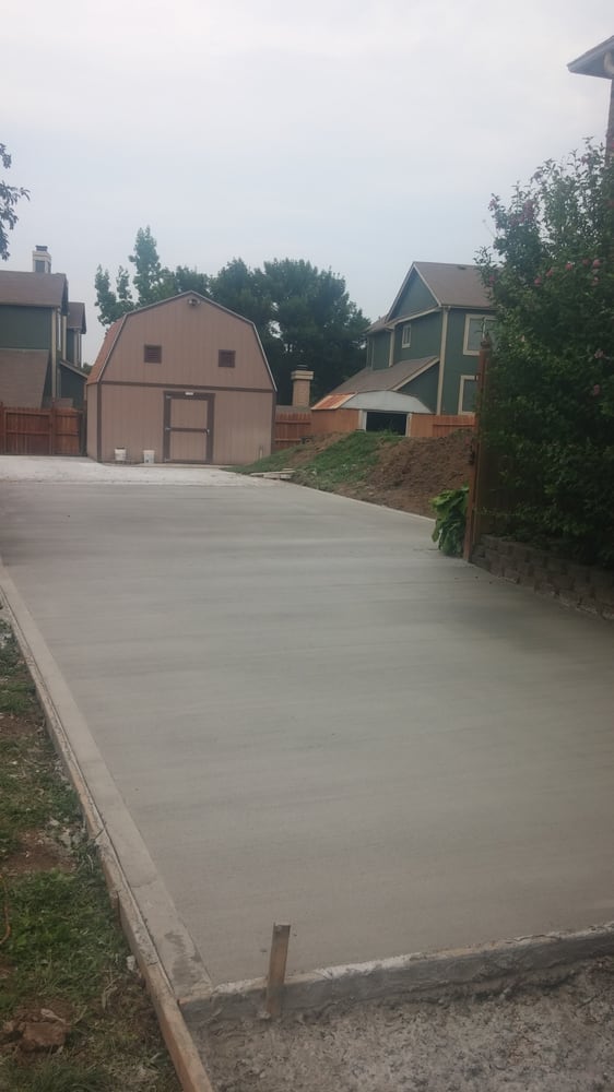 Finished residential concrete driveway, Kansas City metro